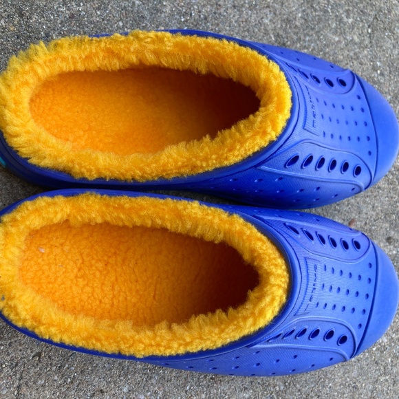 NWOT Kid's Fleece Lined Native Slip Ons - Picture 2 of 3